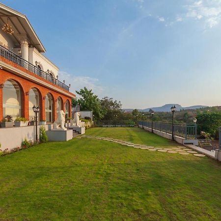 Bellevue Palace By Stayvista - Lavish Abode With A Pool, Landscaped Lawn, Gazebo & Adventure Activities Nászik Kültér fotó