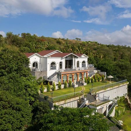 Bellevue Palace By Stayvista - Lavish Abode With A Pool, Landscaped Lawn, Gazebo & Adventure Activities Nászik Kültér fotó