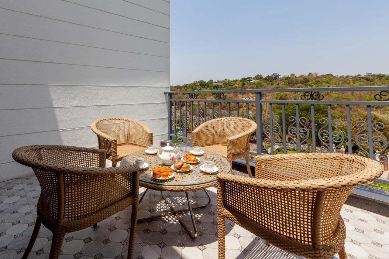 Bellevue Palace By Stayvista - Lavish Abode With A Pool, Landscaped Lawn, Gazebo & Adventure Activities Nászik Kültér fotó